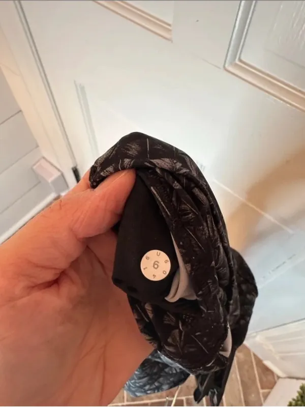 Lululemon Black/Gray Geometric Patterned Leggings‎ size 6 EUC - Image 4