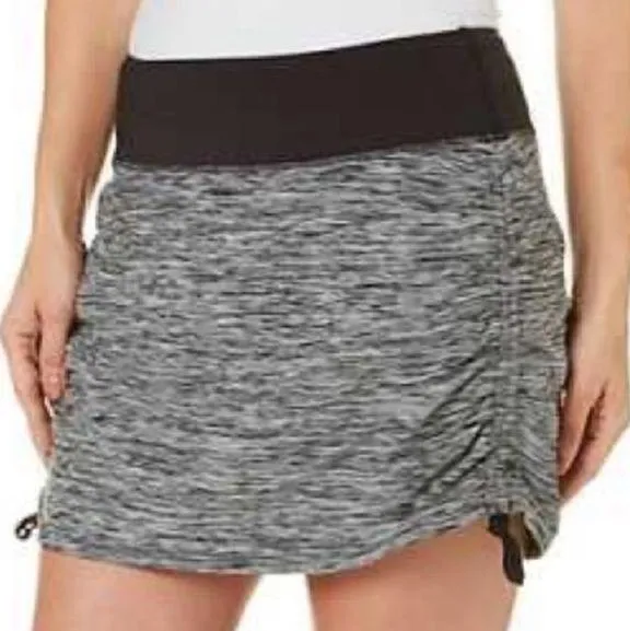 The Great Brisas Athletic Skort black and gray, cinches at sides, great for running - Image 2