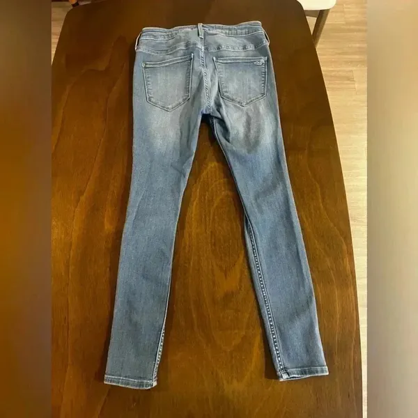 HOLLISTER ― 5 SHORT ― MID-RISE JEAN LEGGING Distressed Light Wash Jeans - Image 7