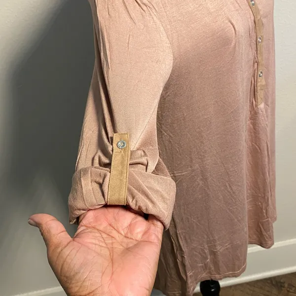 Very J Henley Button Neck Hi-Low Top Blouse Roll Sleeve Taupe Medium - Image 7