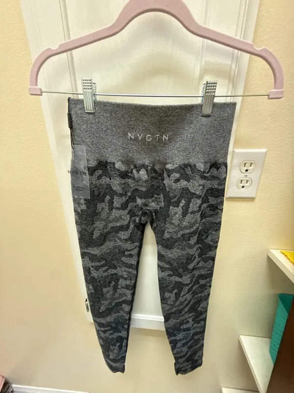 NVGTN Camo Seamless High-Waisted Leggings in Gray/Black - Image 3