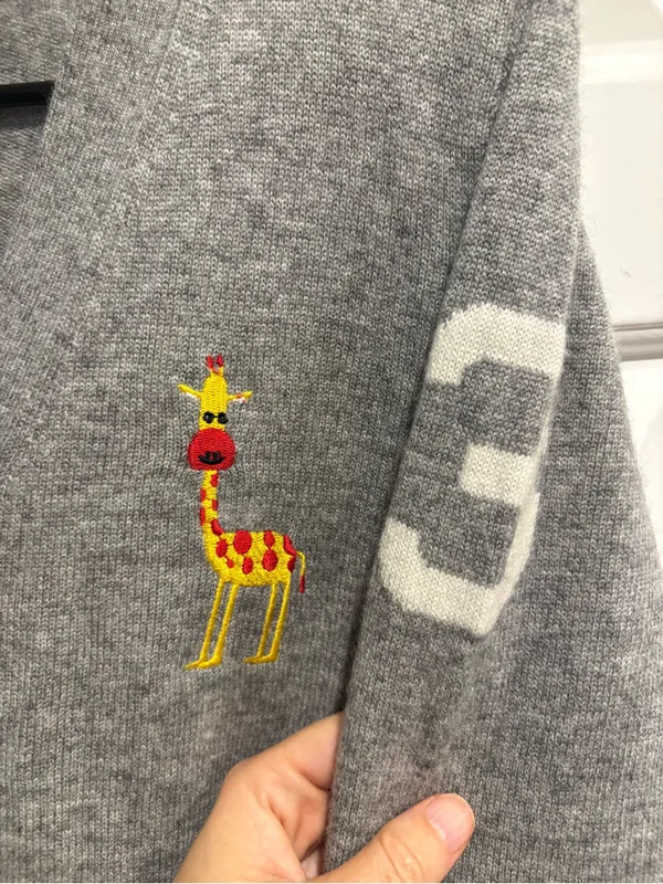 Cashmere v neck sweater cardigan gray giraffe appliqué sz M whimsical preppy - Image 3