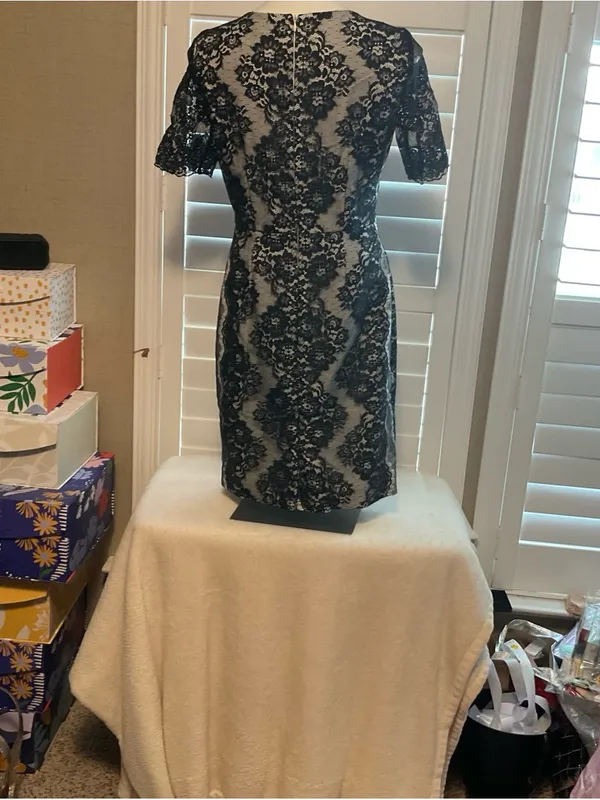 ANTONIO MELANI Cream Sheath Dress with Black Lace Panels - Image 3