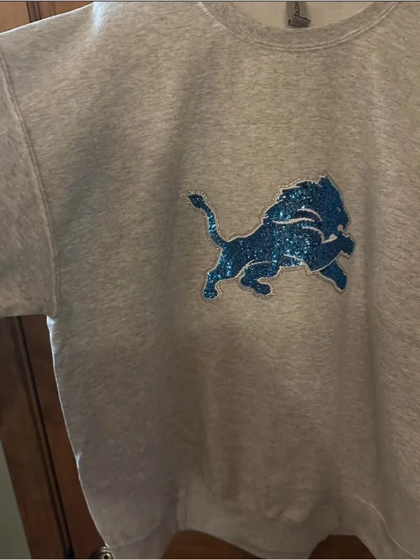 Detroit lions Gray Crewneck Sweatshirt with sequin Blue Lion Logo Size XL - Image 5