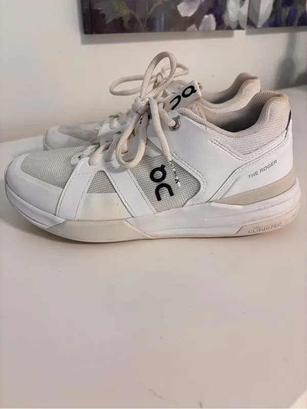 On Cloud women’s 7.5 The Roger Clubhouse Pro White Tennis Shoes Sneakers - Image 3