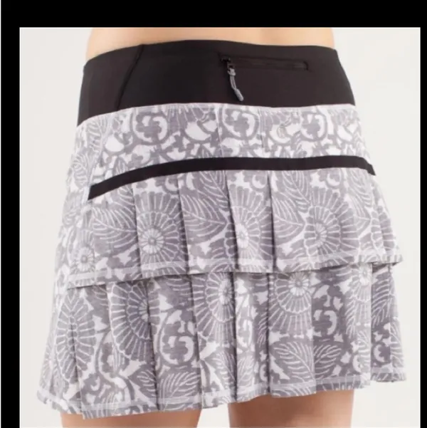 lululemon athletica Black and Gray Skort Size 6 RARE! - Image 2