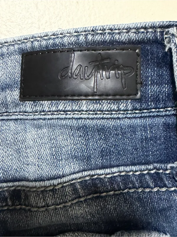 Buckle Daytrip Virgo Bootcut Jeans Mid Rise Curvy Embellished Pockets 32 LONG - Image 6