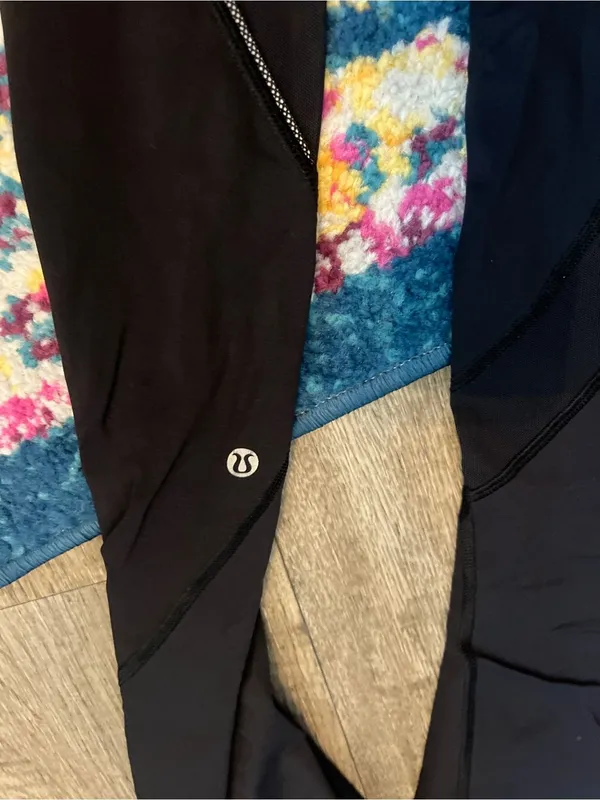 Lululemon black ankle mesh leggings size 6 - Image 9