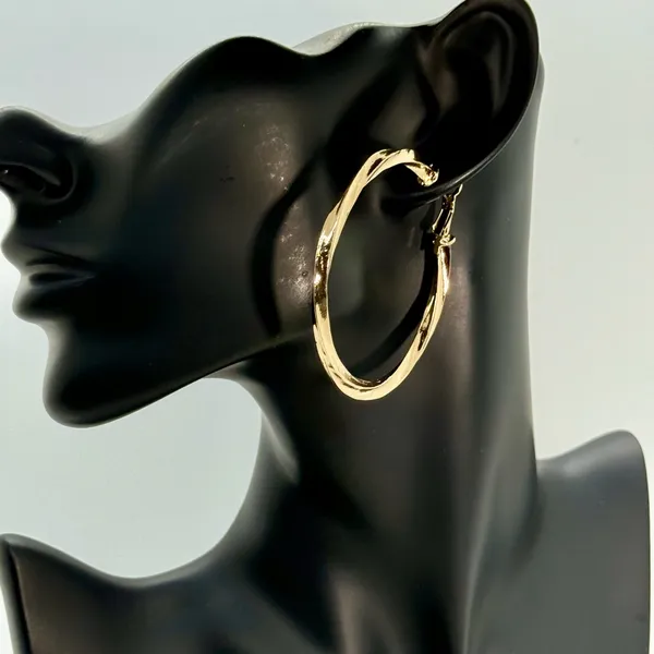 Daisy‎ Fuentes Elegant Large Solid Gold Tone Hoop Earrings NWT - Image 2