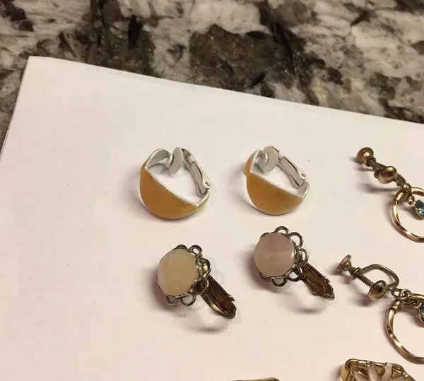 Lot Of 4 Small Vintage - Modern Clip-on Clip On Screw On Costume Earrings Mix - Image 7