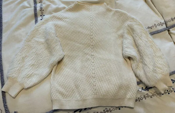 Anthropologie Knitted & Knotted ivory soft eyelash sleeves sweater - Image 4