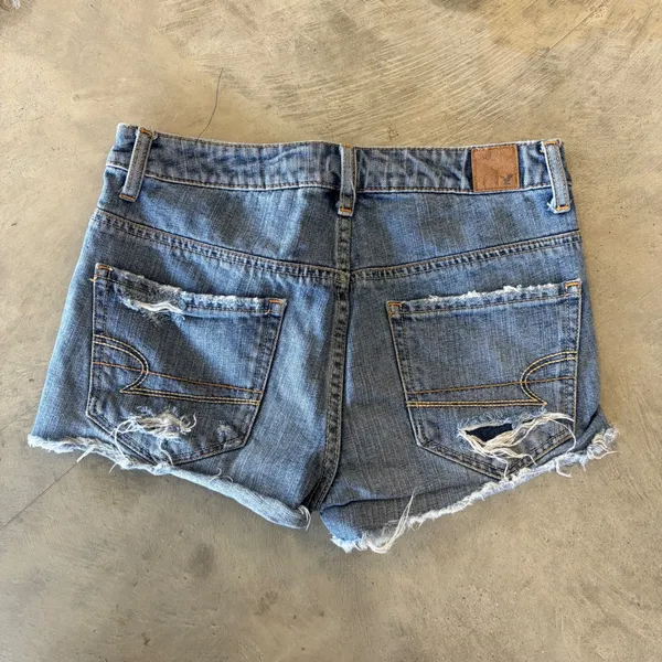 American Eagle Distressed Denim Shorts Medium Wash Frayed Hem Size 4 Cotton - Image 3