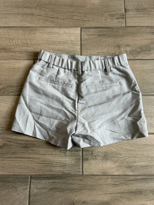 Abercrombie & Fitch Light Gray High-Waist Pleated Women's Shorts - Image 4