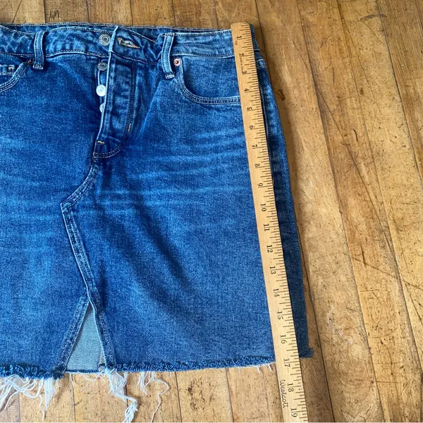Old Navy Blue Denim Frayed Hem Mini Skirt Higher High Rise 6 Whiskered - Image 3