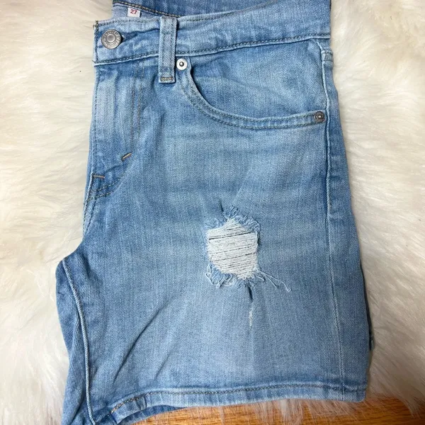 Levis mid waist shorts - Image 2