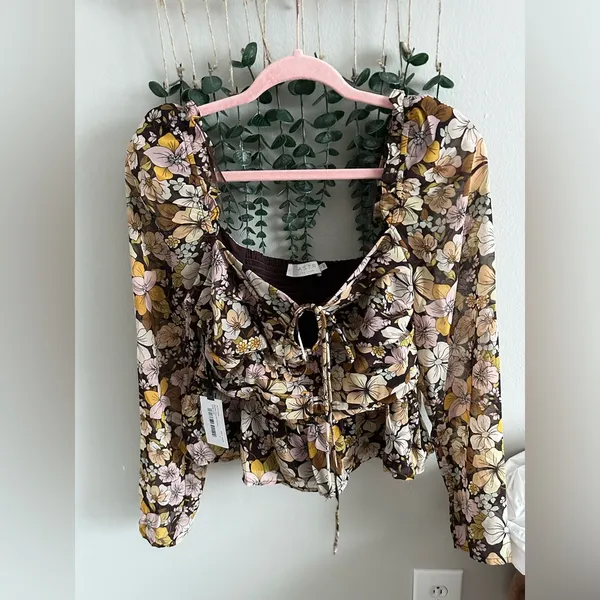 ASTR The Label Toni Ruched Halter long sleeve peplum floral top - Image 3