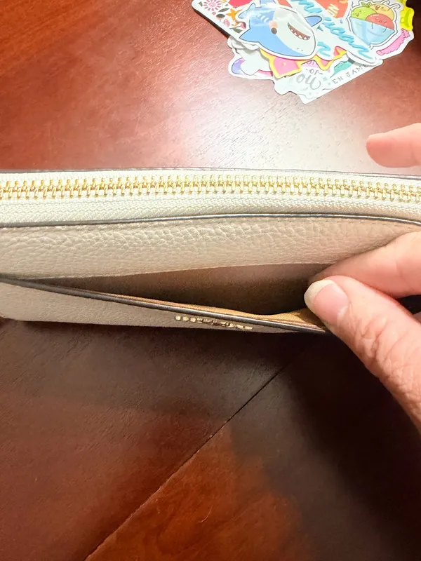 Authentic COACH White Pebbled Leather Wallet / Wristlet – Excellent Condition - Image 5