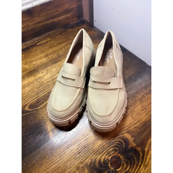Crown Vintage Tan Heeled Loafers‎ Size 6 - Image 3
