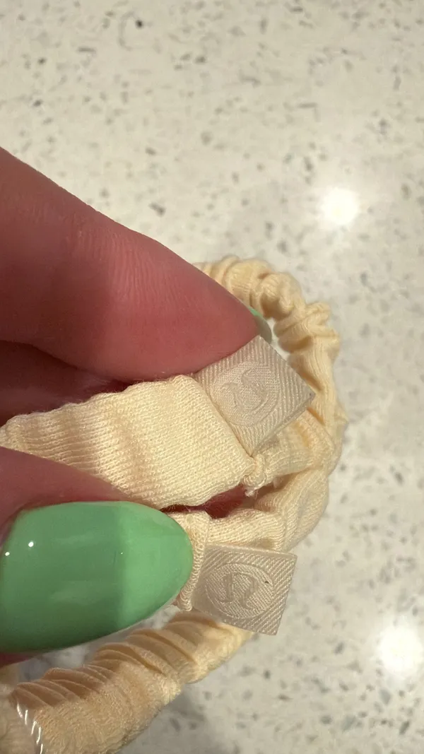 Lululemon 2pk of Skinny scrunchies/hair ties - Image 2
