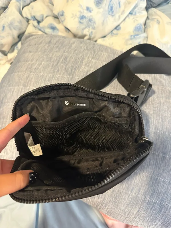 Lululemon Everywhere Belt Bag Black - Image 2