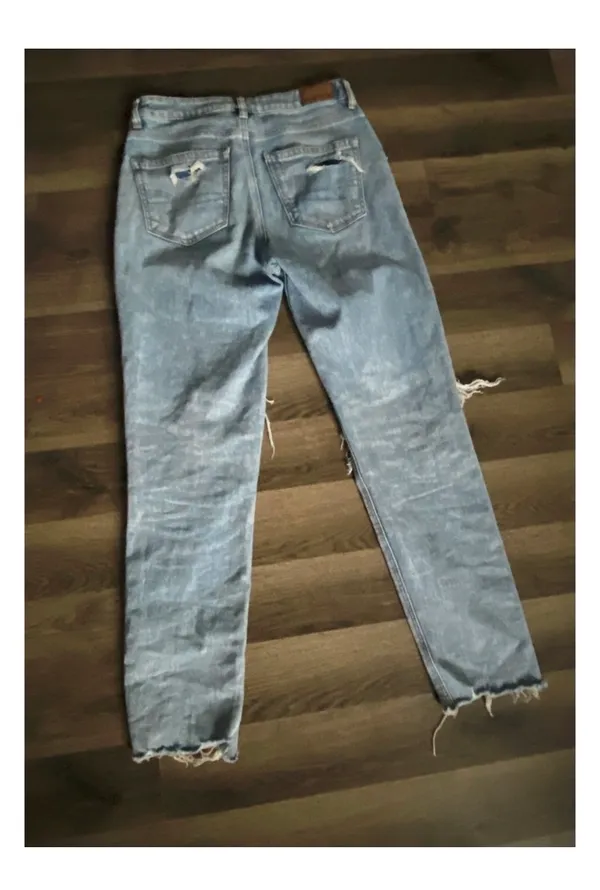 American Eagle Ripped Mom Jeans - Image 5