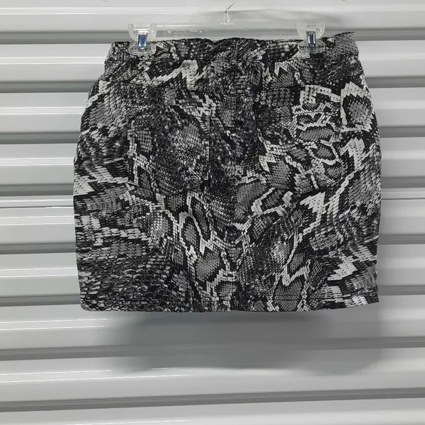 Y2K Snake Print Short Skirt Women's Size Large Black Gray Biker Moto Grunge - Image 5
