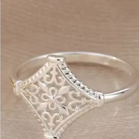 Boutique NEW 14k White Gold Plated Cut‎ Out Filigree Hollow Flower Ring, Size 7 - Image 9