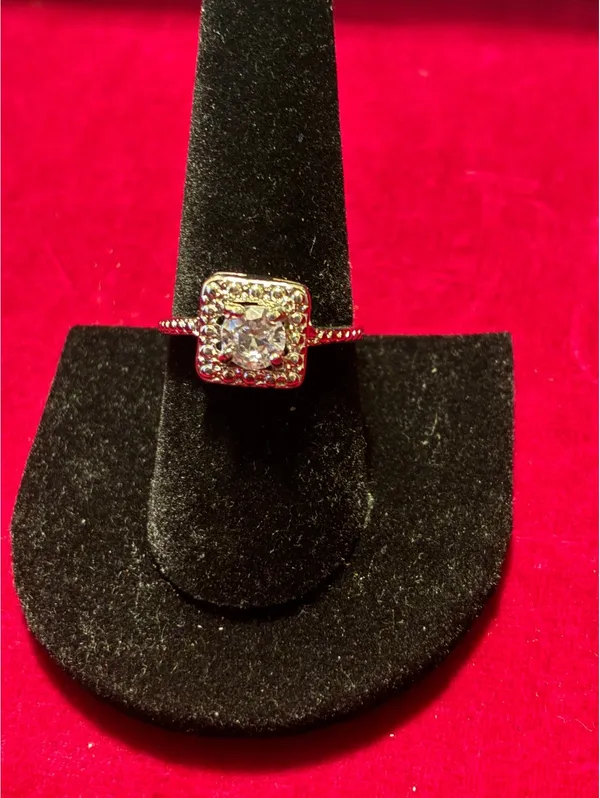 Elegant Cushion-Cut Square Sparkle Halo Ring Sz 8.5 - Image 3