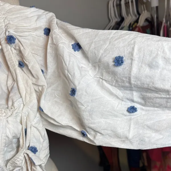 FARM‎ Rio White crop top Blouse with Blue Floral Accents - Image 6