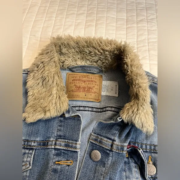 Y2K Levi’s fur collar denim jacket - Image 4