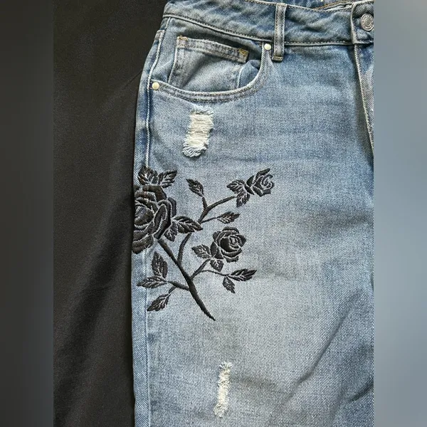 PacSun Black Rose Embroidered Distressed Women's Mom Denim Jeans SZ 29 Brand New - Image 5