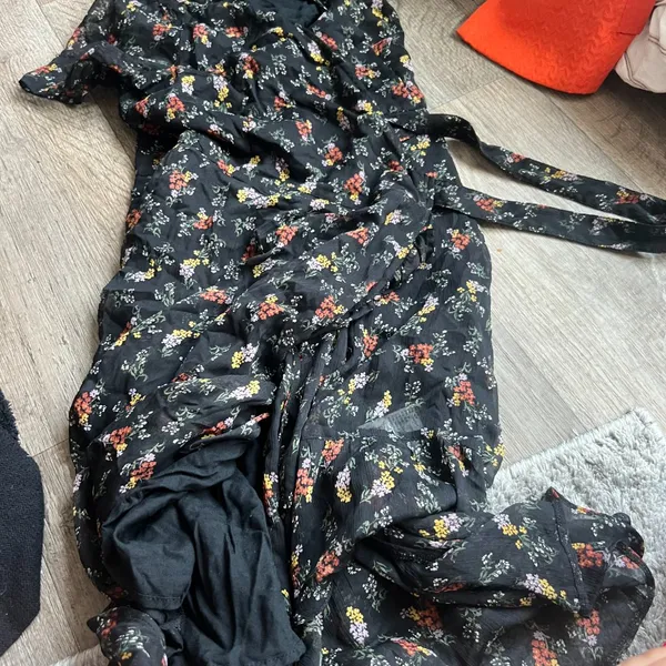 Abercrombie & Fitch black midi wrap dress floral orange and yellow floral size M - Image 4