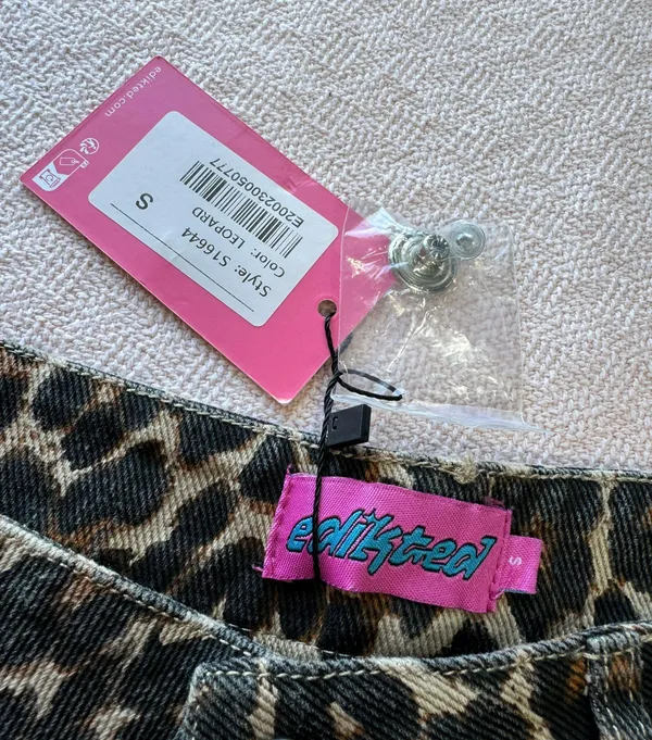 Edikted Low Rise Leopard Printed Jeans - Image 3