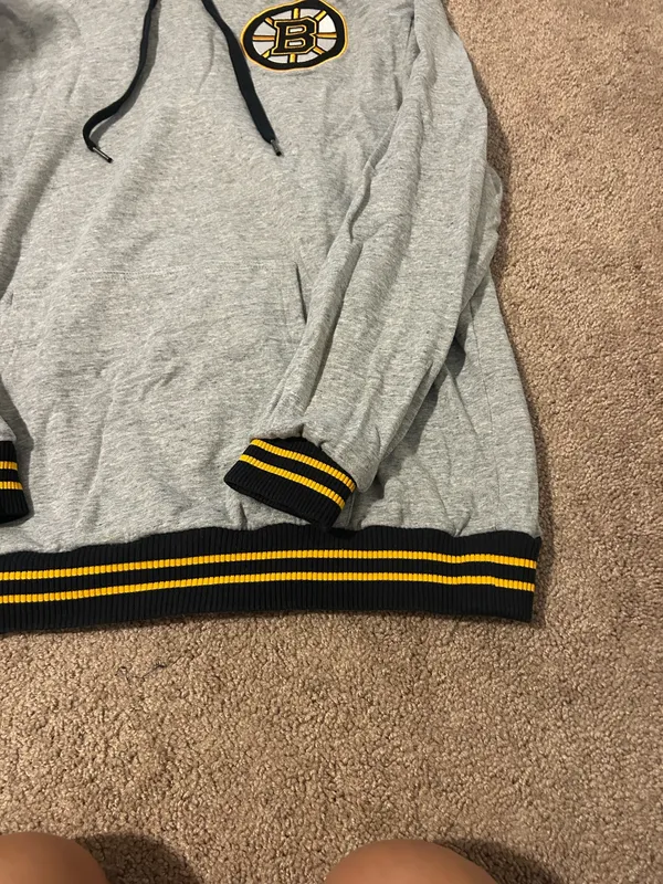 Mitchell & Ness Boston Bruins, gray Hoodie with Black and Yellow Details - Image 4