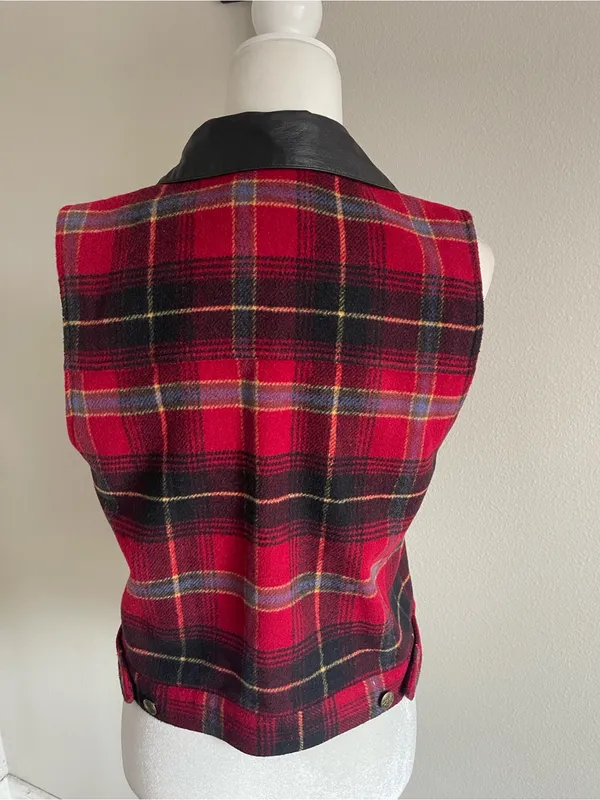 Red Plaid Sleeveless Button-Front Crop Vest with Black Collar - Image 5