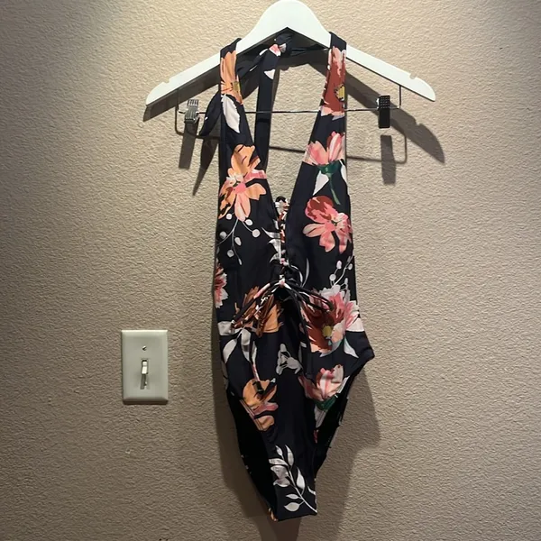 New Cupshe Women’s Halter Style One Piece Lace Up Floral Swimsuit Medium NWT - Image 3