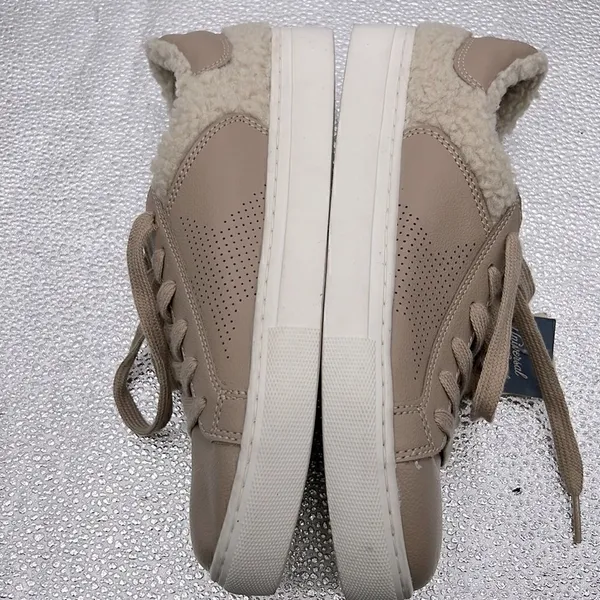 Universal Threads memory foam beige sneakers - Image 5