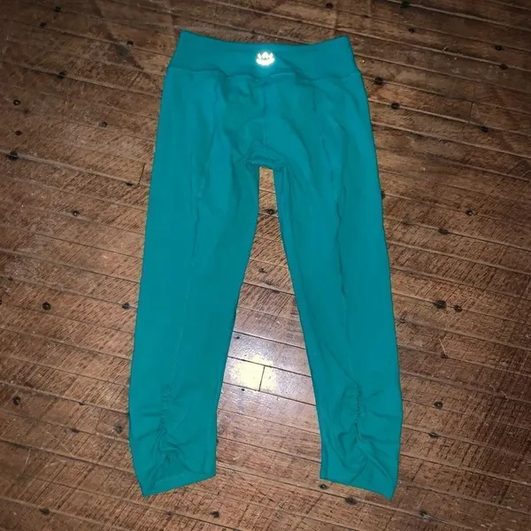Beyond Yoga Kelly green ruched hem cropped M athletic leggings - Image 3