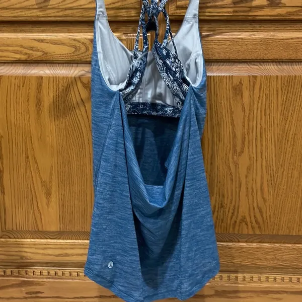 Lululemon tank with built in bra size 6, excellent condition - Image 2