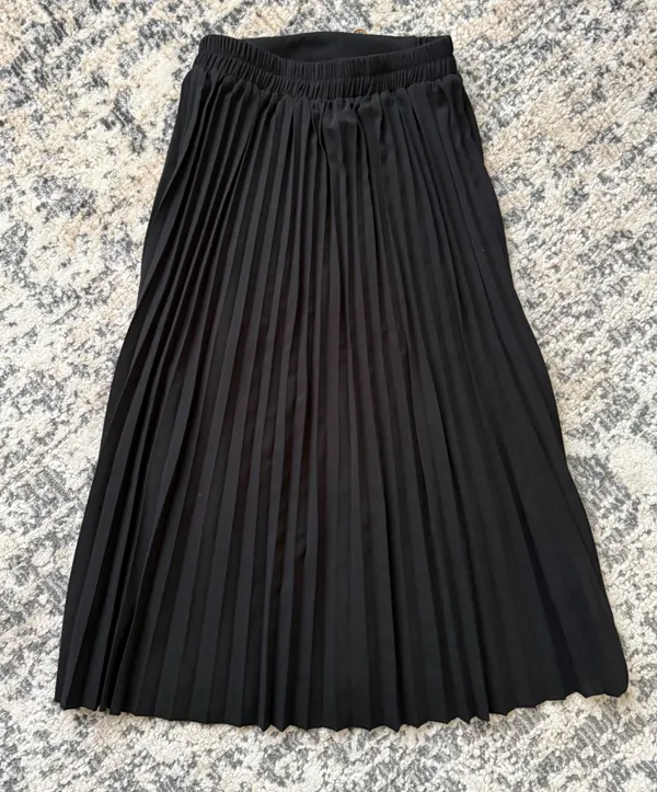 Elegant Black Pleated Skirt - Image 2