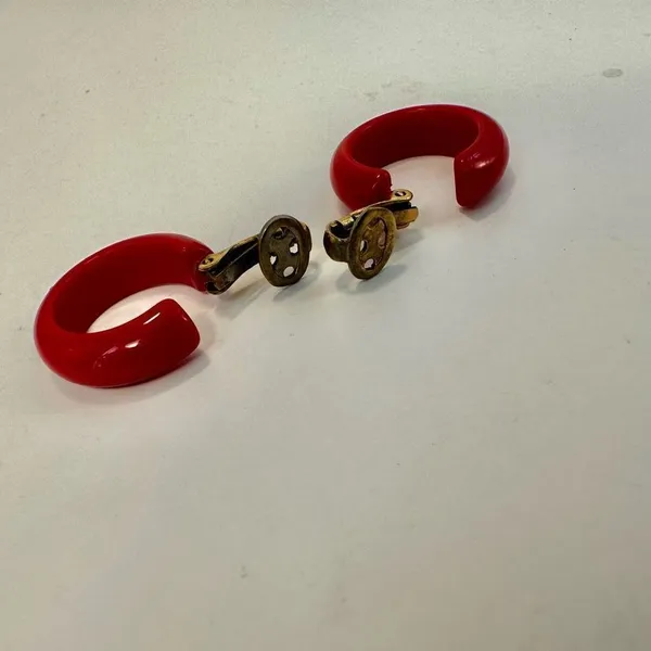 Red and gold tone vintage hoop earrings - Image 8
