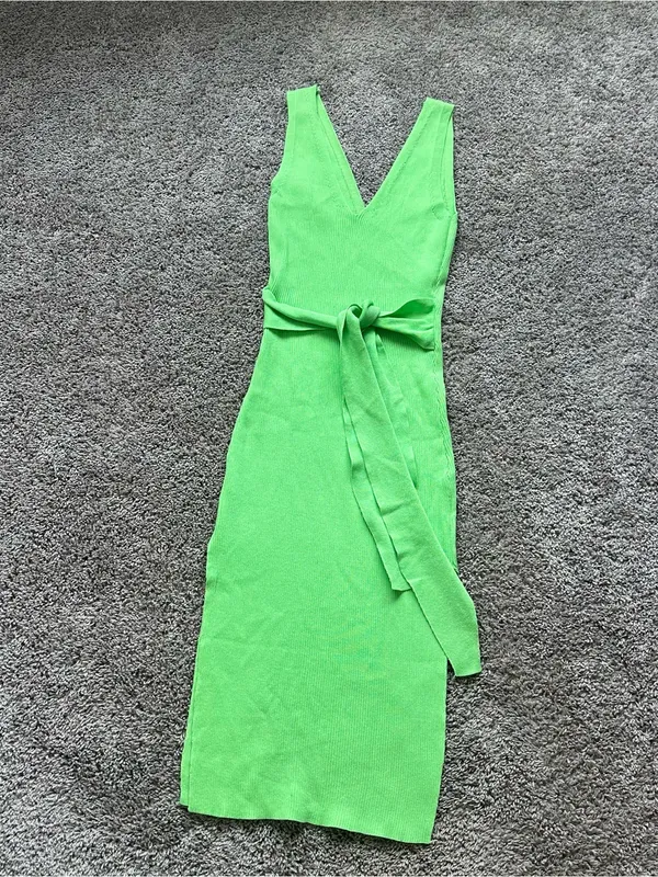 Sleeveless V-Neck Tie-Waist Green Knit Dress - Image 2