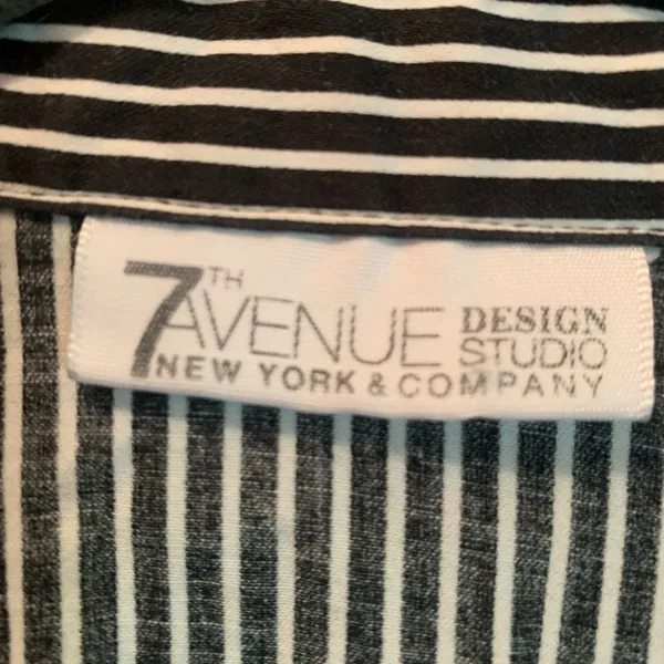 7th Avenue New York & Co. B&W blouse with red embroidery. Size Large - Image 6