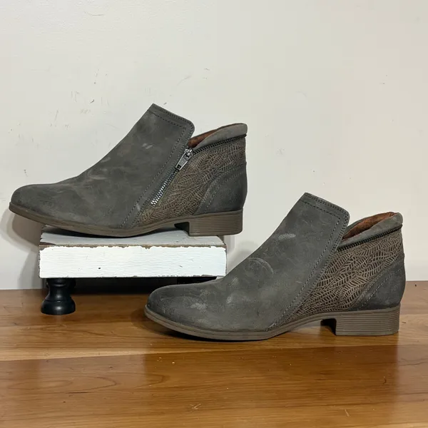 Cobb Hill CI6911 Womens Grey Suede Laser Cut Ankle Boots Size 8.5 W - Image 2