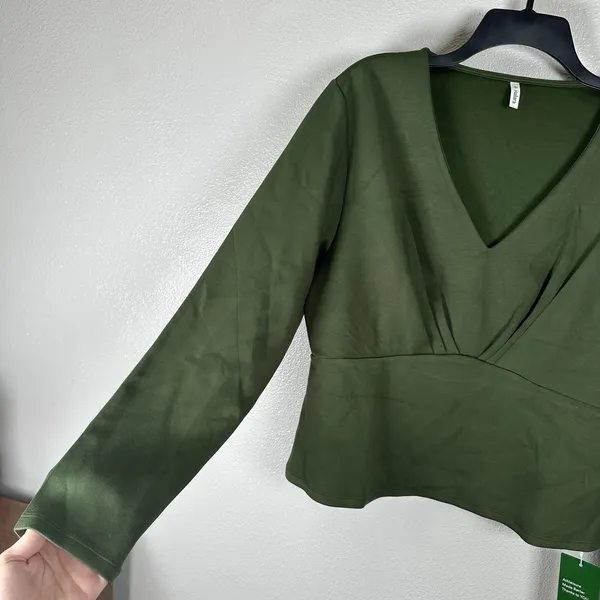 NEW Halara V-Neck Long Sleeve Work Top Womens Size Large Green Office Minimalist - Image 2