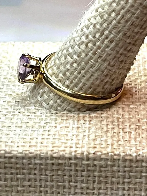 Vintage Gold Tone Oval Purple Rhinestone Solitaire Ring Minimalist Costume Sz 8 - Image 3