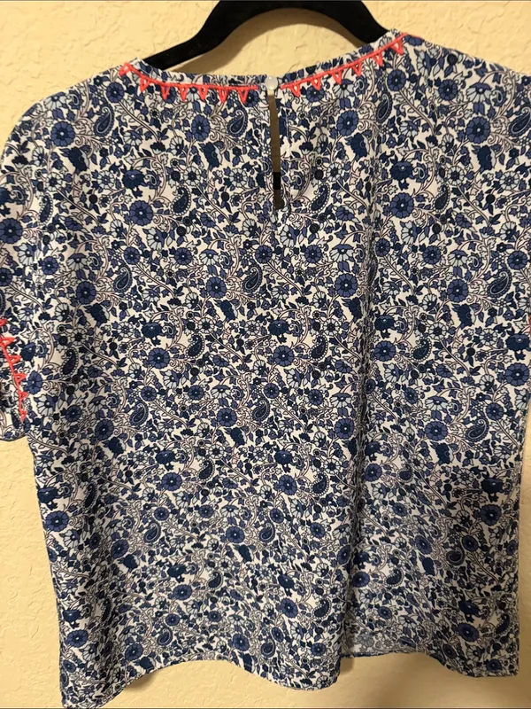 THML Blue and White Floral Short-Sleeve Blouse - Image 5