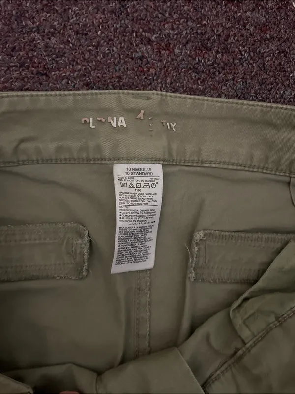 Old Navy Olive Green Cropped Pixie Pants - Image 2