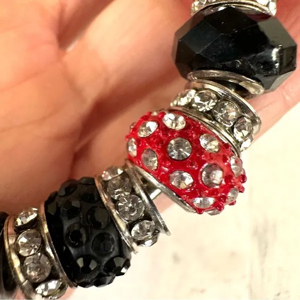 Silver tone black red and silver rhinestone beaded bracelet - Image 4