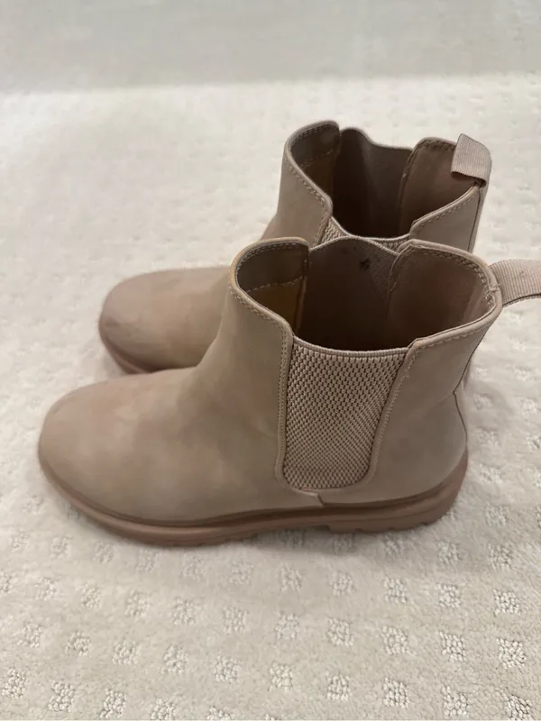 Soda Taupe Chelsea Ankle Boots Lug Sole Pull On Booties Size 8.5 - Image 3